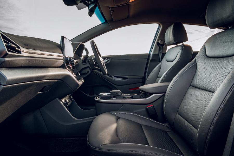 Интерьер Hyundai IONIQ electric (AE) 2019 года  (UK) (фото 18 из 37)
